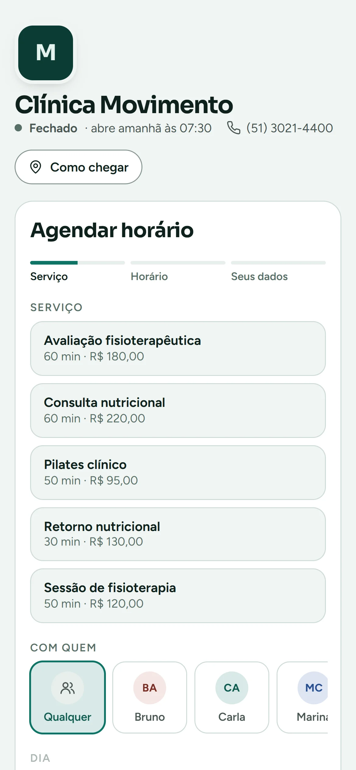 Página de agendamento online da clínica no celular, com os serviços e os profissionais