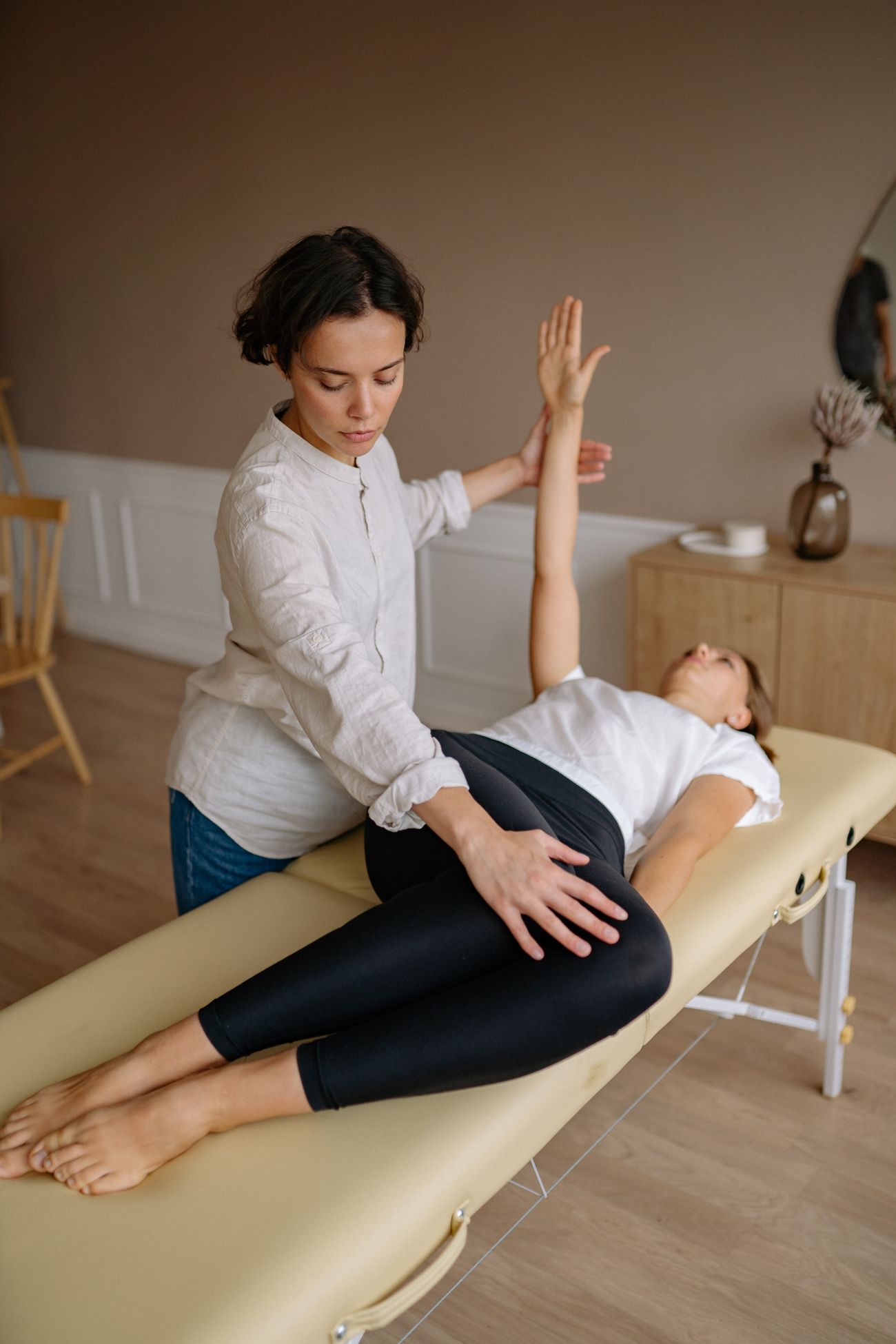 Fisioterapeuta atendendo uma paciente na maca